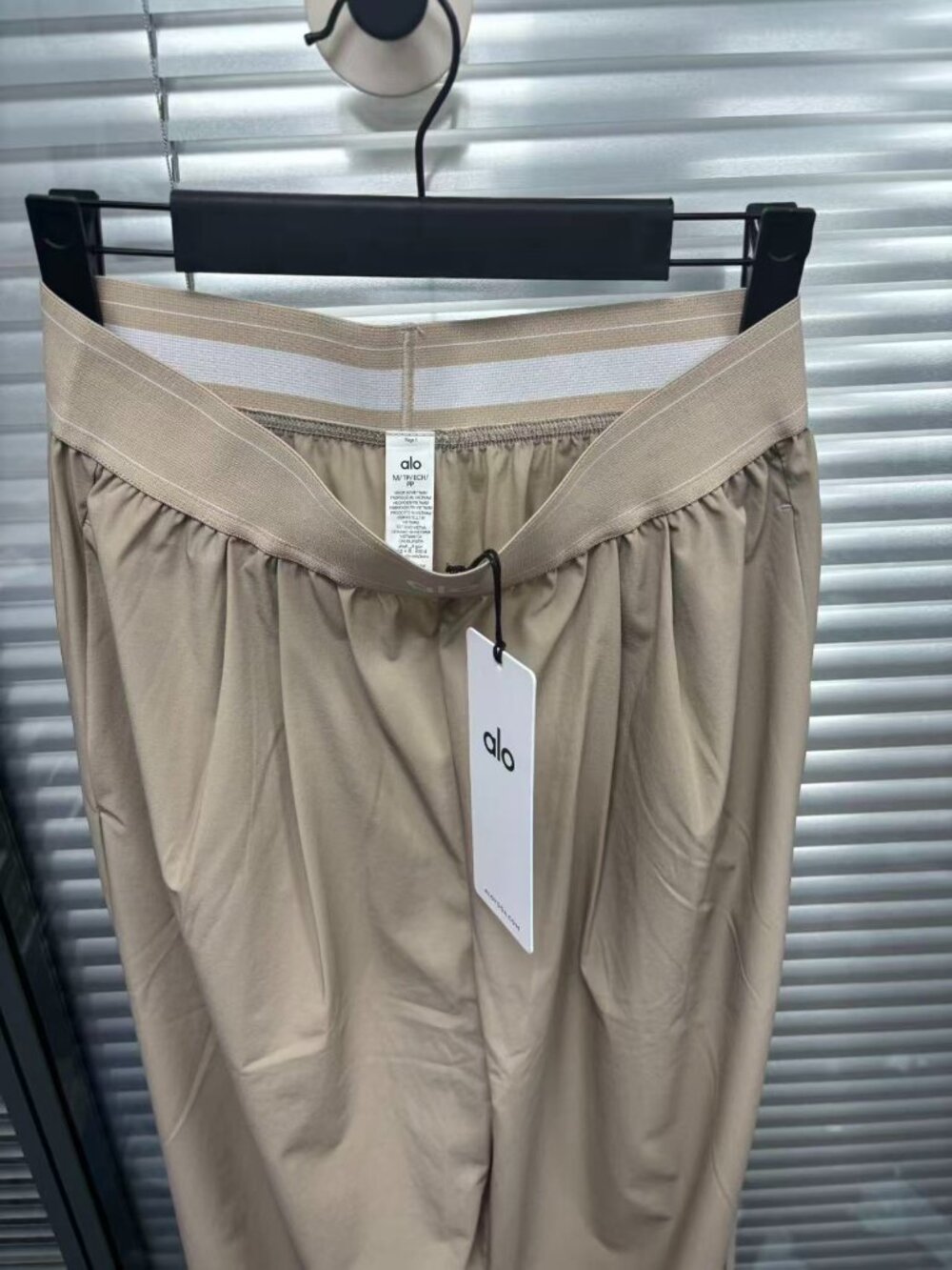 ALO Yoga Women's Pants, Gravel Color 🖤 Regular Size - Picture 7 of 8